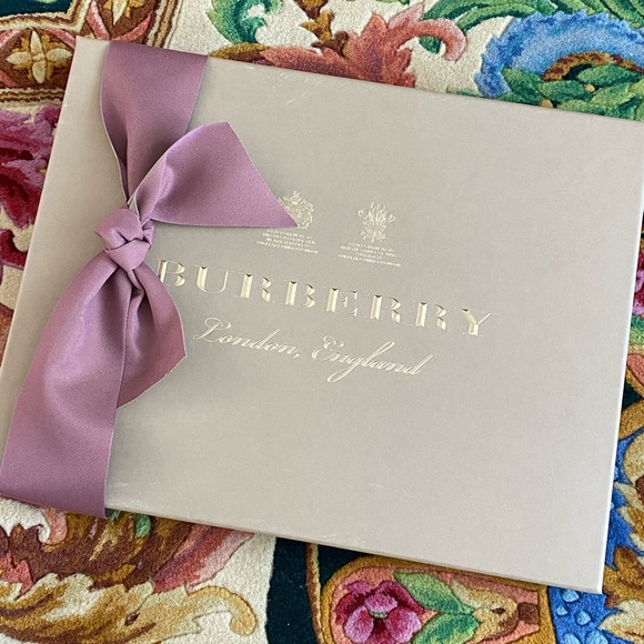 Authentic Burberry sketched animal gauze scarf - Picture 8 of 8